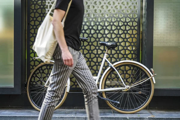 Homme Piéton Marchant Long Blanc Classique Vélo Blanc Debout Pas — Photo