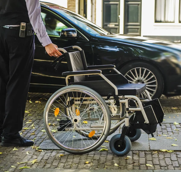 Trabajador Empleado Saluda Una Persona Discapacitada Que Vino Taxi Servicio — Foto de Stock