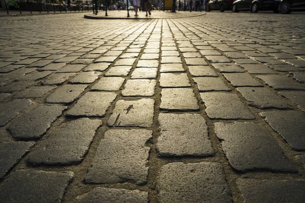歩行のための石畳の石の背景 花崗岩のブロックから作られた壁と日光の石畳の通り — ストック写真