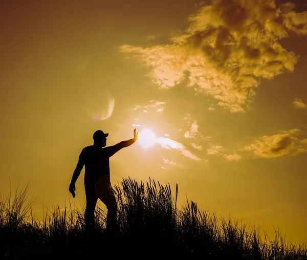 Silueta Joven Usando Teléfono Móvil Atardecer Concepto Vacaciones Tecnología — Foto de Stock