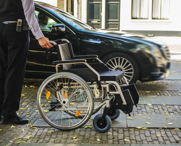 Trabajador Empleado Saluda Una Persona Discapacitada Que Vino Taxi Servicio — Foto de Stock