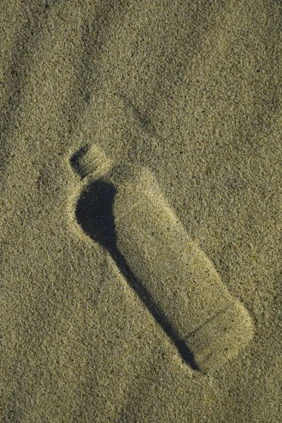 Άδειο Μπουκάλι Στην Παραλία Ακτή Του Ωκεανού Σύμβολο Εικόνα Για — Φωτογραφία Αρχείου