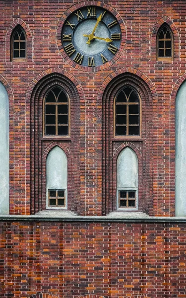 Viejo Edificio Con Pared Roja Reloj Antiguo Sobre Fondo Pared —  Fotos de Stock