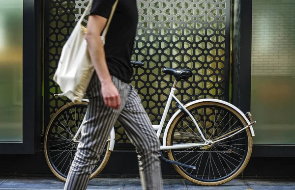 Voetganger Man Wandelen Langs Witte Klassieke Staande Witte Fiets Geen — Stockfoto