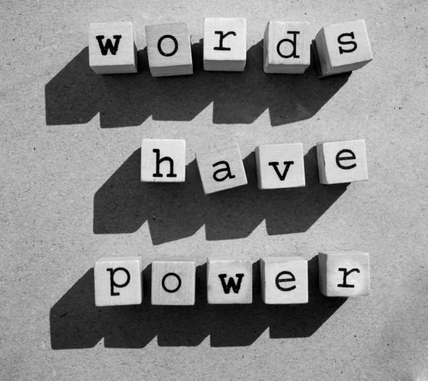 Słowa Słowa Mają Moc Napisane Drewnianych Liter Alfabetu Wyizolowanych Papierze — Zdjęcie stockowe