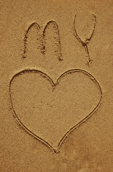 Aşkım Kalbim Işaret Deniz Islak Kum Üzerinde Yazıt Mutlu Sevgililer — Stok fotoğraf