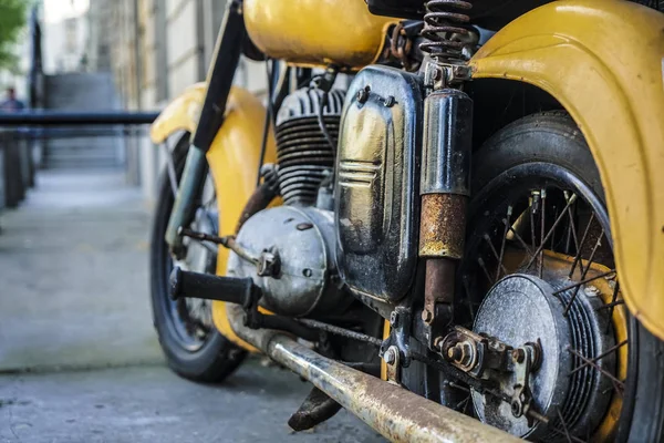 Amarillo Vintage Ruedas Motocicleta Vieja Moto Oxidada Tubo Escape Hierro —  Fotos de Stock