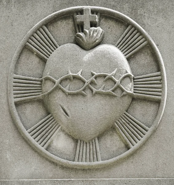 Πέτρινη Καρδιά Καλυμμένη Αγκάθι Σύμβολο Της Σταυρού Του Ιησού Χριστού — Φωτογραφία Αρχείου