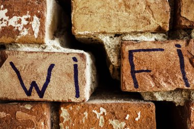 Ücretsiz Wi Fi sinyali. kırık kırmızı tuğla duvar arka plan. 
