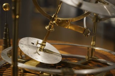 Bilim Tarihi Müzesi'nde güneşin etrafındaki gezegenlerin hareketini gösteren antika masa orrery. Amsterdam, Hollanda