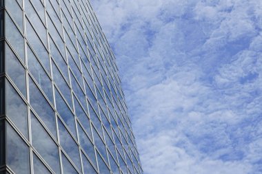 Gökyüzü ve bulutlarla dolu iş kulesi. Gökdelen