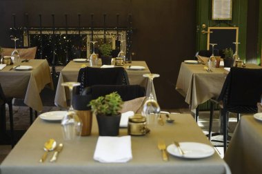 Cafe ya da restoranda yemek masalarını ayarla. Restoranda güzel servis edilen masalar.. 
