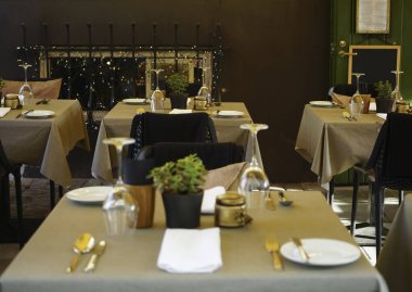 Cafe ya da restoranda yemek masalarını ayarla. Restoranda güzel servis edilen masalar.. 