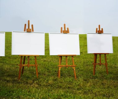 yeşil çim çayır arka plan beyaz Boş şelon şablonları. 