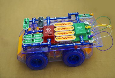 Robotta Servo motor devresi. Sensörler ile Programlama tarafından kontrol elektronik araç Closeup Shot