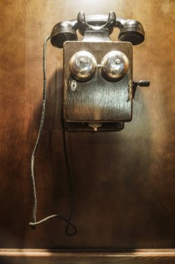 Antika Telefon, Çok Eski Kullanılmış Vintage Telefon 1910 -1920'lerden itibaren. vintage antika ahşap telefon bir duvara asılı. Ahşap duvarda eski ahşap telefon