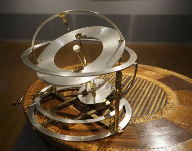 bir navigasyon aleti 43 farklı astronomik hesaplamalar yeteneğine sahip olan bir ortaçağ usturlap kopyası
