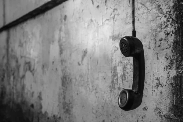 Ρετρό Μαύρο Καλώδιο Τηλεφώνου Vintage Ακουστικό Τηλέφωνο Δέκτης Κρέμεται Από — Φωτογραφία Αρχείου
