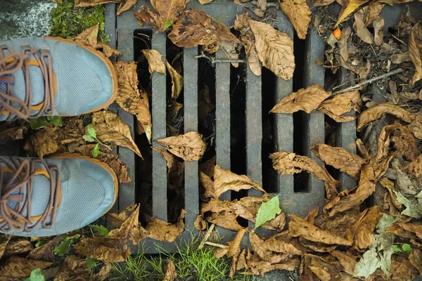 Chaussures Homme Baskets Debout Sur Couvercle Vidange Qui Remplissent Feuilles — Photo