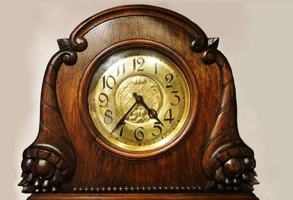 ローマ数字のアンティーク時計の時計の顔をクローズアップ 白い背景に隔離 — ストック写真