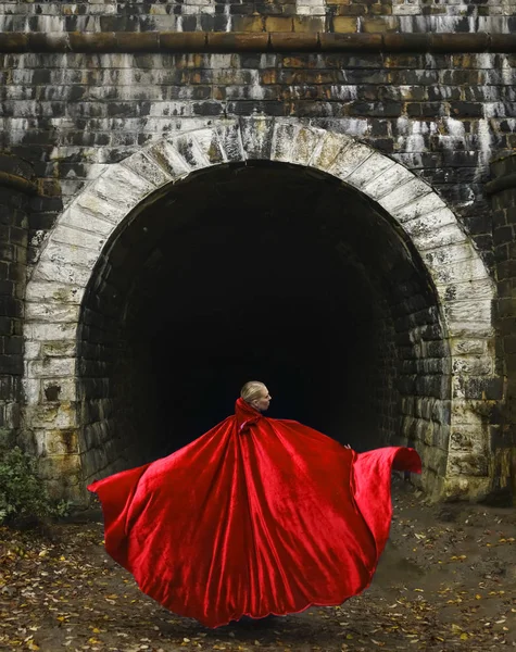 Jolie Dame Marchant Dans Obscurité Portant Une Robe Longue Jeune — Photo