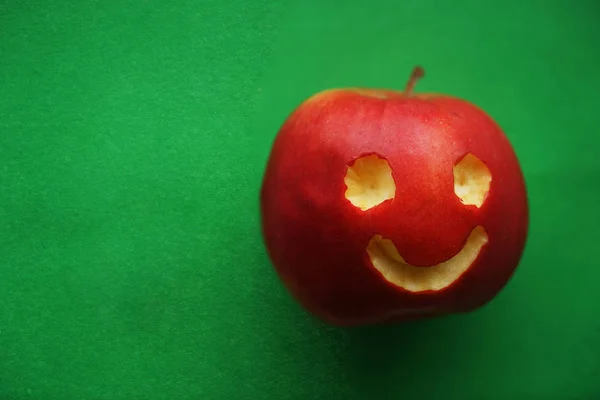 Ευτυχισμένο Χαμογελαστή Μήλο Καμπυλωτό Πρόσωπο Θετικά Συναισθήματα Χαρούμενο Κόκκινο Μήλο — Φωτογραφία Αρχείου