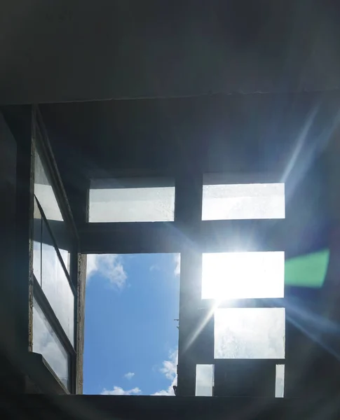 Alte Retro Fenster Öffnen Himmel Mit Sonne Hintergrund Holzfenster Mit — Stockfoto