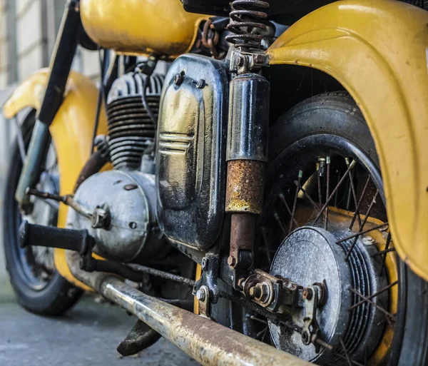 Amarillo Vintage Rueda Motocicleta Vieja Moto Oxidada Tubo Escape Hierro —  Fotos de Stock
