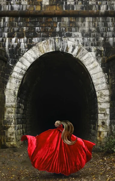Jolie Dame Marchant Dans Obscurité Portant Une Robe Longue Jeune — Photo
