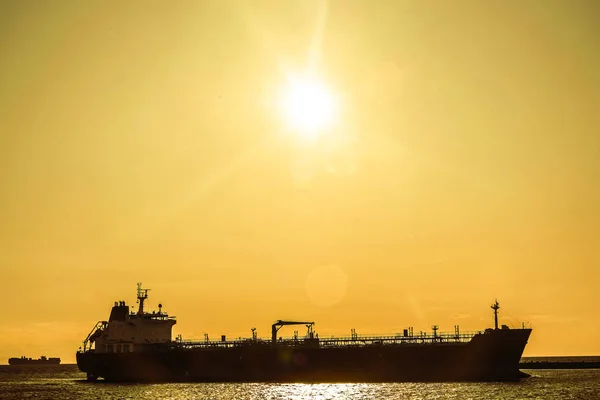 波罗的海日落时分的散货船 海岸边货船在海上天际线 侧视图 日落天空 — 图库照片
