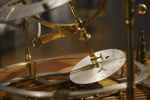 박물관의 역사에서 행성의 움직임을 보여주는 골동품 테이블 Orrery 암스테르담 네덜란드 — 스톡 사진