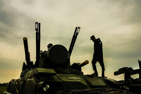 Soldat Tient Contre Aube Silhouette Soldat Armée Préparant Son Char — Photo