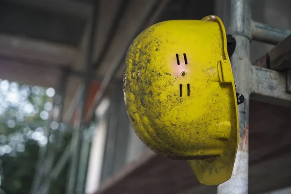 Old Hard Hat Hanging Metal Scaffolding Blurred Background Focus Hardhat — Stock Photo, Image