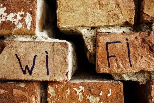 無料Wi Fi信号 ひび割れた赤レンガの壁の背景 — ストック写真