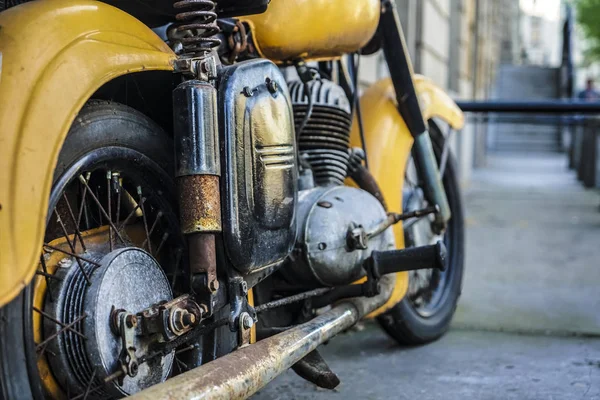 Gele Vintage Motorfiets Wiel Oude Roestige Motorfiets Ijzeren Uitlaatpijp Van — Stockfoto
