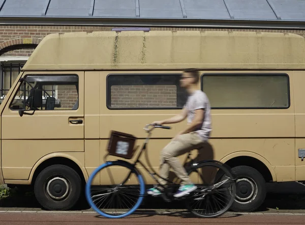 Ciclista Amsterdam Holanda Movimiento Borroso Con Minibús Borroso Fondo — Foto de Stock