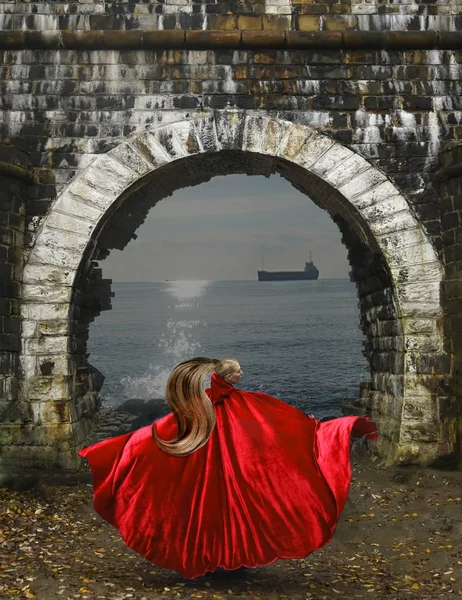 Jolie Dame Marchant Dans Obscurité Portant Une Longue Robe Rouge — Photo