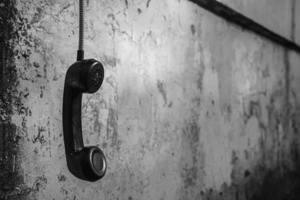 Retro Czarny Kabel Telefoniczny Vintage Telefon Odbiornik Słuchawkowy Wiszący Przy — Zdjęcie stockowe