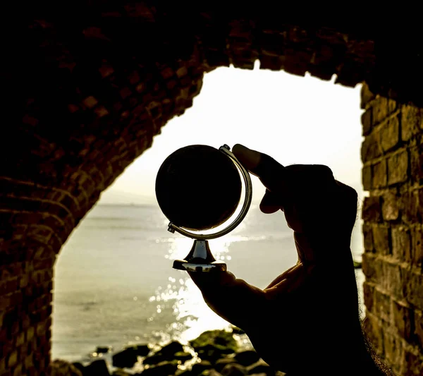 Silueta Globe Mano Masculina Contra Sol Cielo Del Amanecer — Foto de Stock