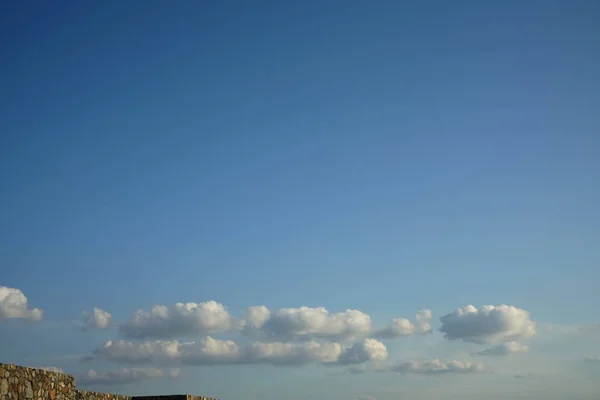 Alte Antike Steinwand Textur Bord Mit Leeren Blauen Himmel Hintergrund — Stockfoto