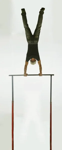 Muscle man making pull-up on horizontal bar on blue sky background. back view. — Stock Image Muscle Man Making Pull Horizontal Bar Blue Sky Background Back Stock Image