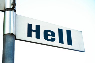 Cehennem 'e giden yolu gösteren tabelalar. beyaz arkaplanda izole. 