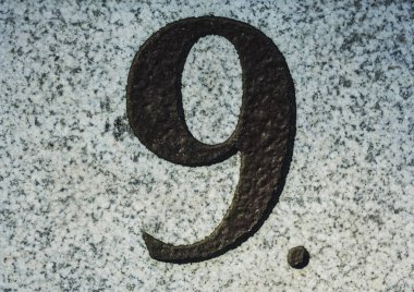 9 numaralı modern tarz ev gri taşın üzerine siyahla boyanmış..