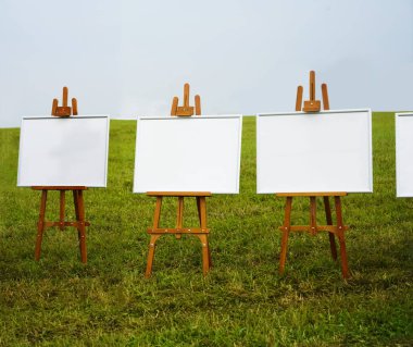 yeşil çim çayır arka plan beyaz Boş şelon şablonları. 