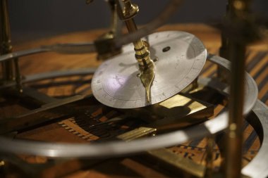 Eski bakır usturlap detayı yakın plan. Antik astronomik saat. 43 farklı astronomik hesaplama yapabilen bir navigasyon aracı olan ortaçağ usturlabının kopyası..