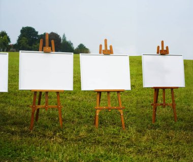 yeşil çim çayır arka plan beyaz Boş şelon şablonları. 