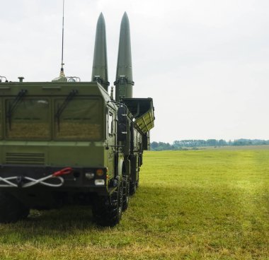 Uçaksavar füze kompleksi, iki büyük füzeli askeri balistik fırlatıcı mavi gökyüzü ve beyaz bulutlu arka planda modern ordu endüstrisi ile saldırıya hazır. Kalininingrad, Rusya 