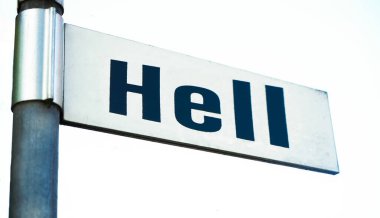 Cehennem 'e giden yolu gösteren tabelalar. beyaz arkaplanda izole. 