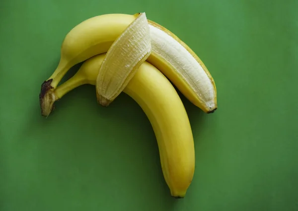 Duas Bananas Isoladas Sobre Fundo Verde Amor Ternura Signo Símbolo — Fotografia de Stock