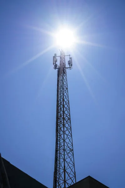 Телекоммуникационная Башня Солнечной Галочкой Телекоммуникационные Башни Включают Себя Радиомикроволновую Печь — стоковое фото
